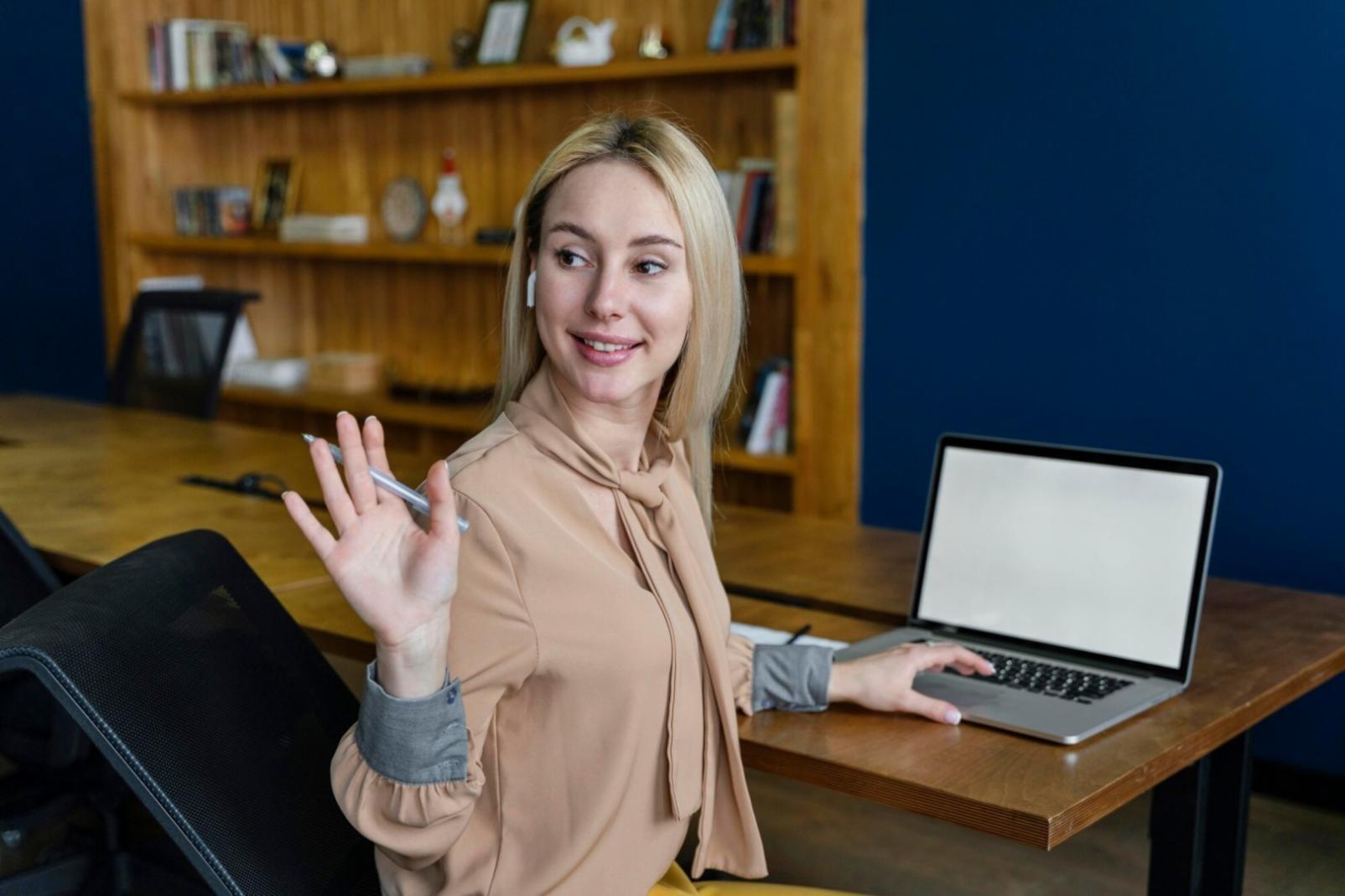 Arbeitsplatz mit Laptop und Finanzunterlagen für Remote-Budgetplanung
